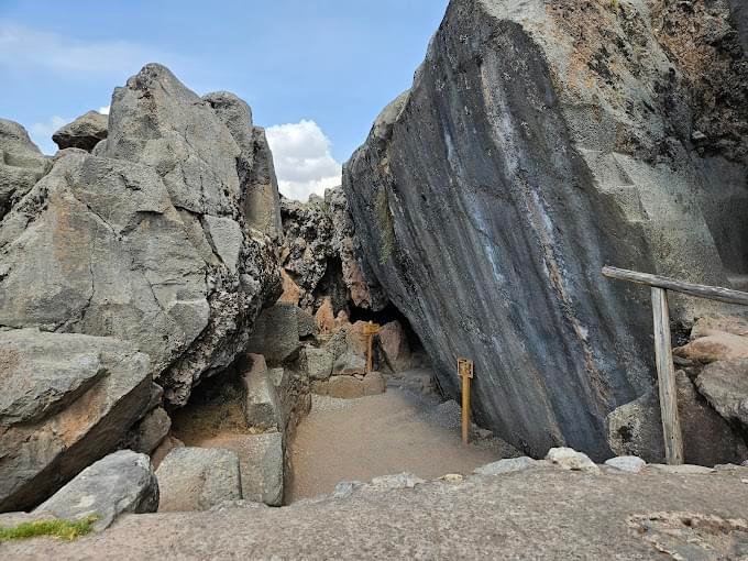 complejo arqueológico Qenqo Túneles Subterráneos y la Sala de los Sacrificios