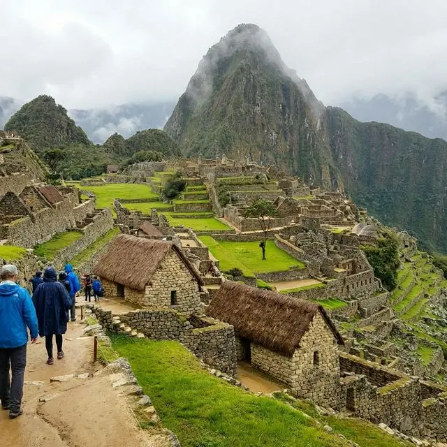 Zona agrícola baja y terrazas de cultivo en la ciudadela inca